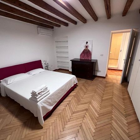 Magnifico Appartamento Ristrutturato Milán Exterior foto
