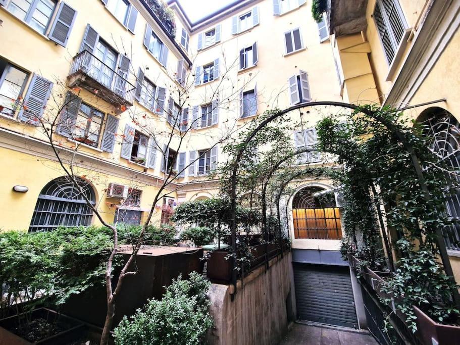 Magnifico Appartamento Ristrutturato Milán Exterior foto
