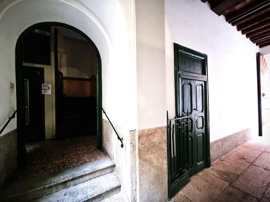 Magnifico Appartamento Ristrutturato Milán Exterior foto